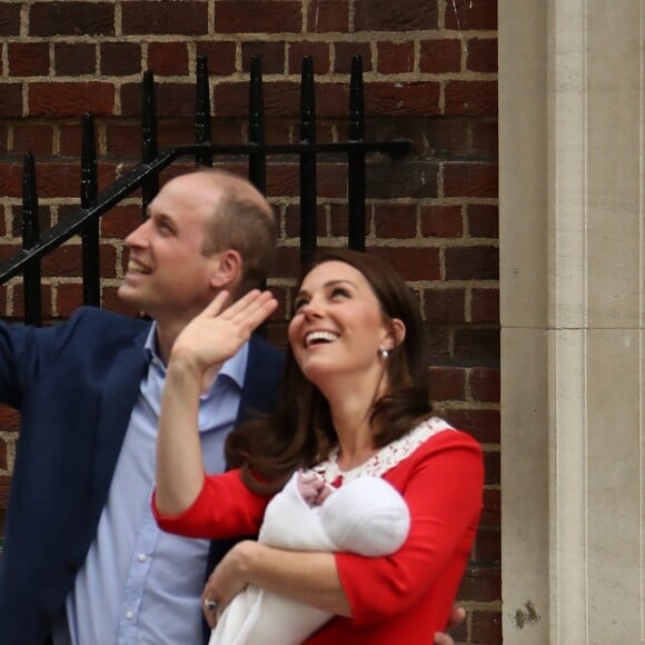 La duchesse Catherine de Cambridge et le prince William ont quitté avec leur troisième enfant la maternité de l'hôpital St Mary à Londres le 23 avril 2018 quelques heures seulement après sa naissance.