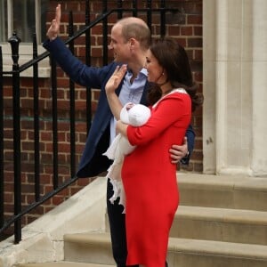 La duchesse Catherine de Cambridge et le prince William ont quitté avec leur troisième enfant la maternité de l'hôpital St Mary à Londres le 23 avril 2018 quelques heures seulement après sa naissance.