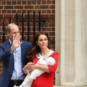 La duchesse Catherine de Cambridge et le prince William ont quitté avec leur troisième enfant la maternité de l'hôpital St Mary à Londres le 23 avril 2018 quelques heures seulement après sa naissance.