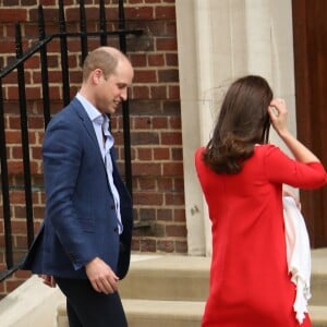 La duchesse Catherine de Cambridge et le prince William ont quitté avec leur troisième enfant la maternité de l'hôpital St Mary à Londres le 23 avril 2018 quelques heures seulement après sa naissance.