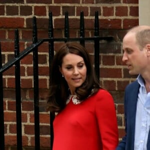 La duchesse Catherine de Cambridge et le prince William ont quitté avec leur troisième enfant la maternité de l'hôpital St Mary à Londres le 23 avril 2018 quelques heures seulement après sa naissance.