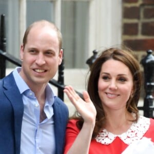 La duchesse Catherine de Cambridge et le prince William ont quitté avec leur troisième enfant la maternité de l'hôpital St Mary à Londres le 23 avril 2018 quelques heures seulement après sa naissance.