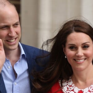 La duchesse Catherine de Cambridge et le prince William ont quitté avec leur troisième enfant la maternité de l'hôpital St Mary à Londres le 23 avril 2018 quelques heures seulement après sa naissance.