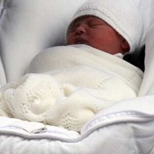 La duchesse Catherine de Cambridge et le prince William ont quitté avec leur troisième enfant la maternité de l'hôpital St Mary à Londres le 23 avril 2018 quelques heures seulement après sa naissance.