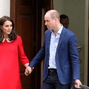 La duchesse Catherine de Cambridge et le prince William ont quitté avec leur troisième enfant la maternité de l'hôpital St Mary à Londres le 23 avril 2018 quelques heures seulement après sa naissance.