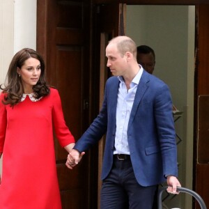 La duchesse Catherine de Cambridge et le prince William ont quitté avec leur troisième enfant la maternité de l'hôpital St Mary à Londres le 23 avril 2018 quelques heures seulement après sa naissance.