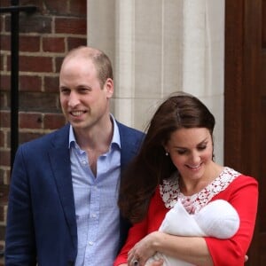 La duchesse Catherine de Cambridge et le prince William ont quitté avec leur troisième enfant la maternité de l'hôpital St Mary à Londres le 23 avril 2018 quelques heures seulement après sa naissance.