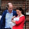 La duchesse Catherine de Cambridge et le prince William ont quitté avec leur troisième enfant la maternité de l'hôpital St Mary à Londres le 23 avril 2018 quelques heures seulement après sa naissance.