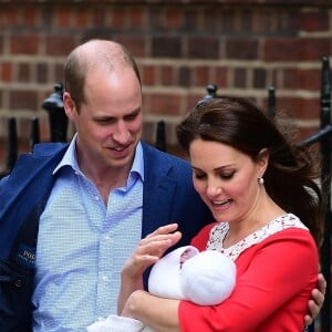 La duchesse Catherine de Cambridge et le prince William ont quitté avec leur troisième enfant la maternité de l'hôpital St Mary à Londres le 23 avril 2018 quelques heures seulement après sa naissance.