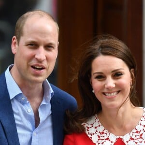 Le prince William et la duchesse Catherine de Cambridge (Kate Middleton) ont quitté la maternité avec leur bébé quelques heures seulement après sa naissance le 23 avril 2018 à Londres.