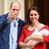 Le prince William et la duchesse Catherine de Cambridge (Kate Middleton) ont quitté la maternité avec leur bébé quelques heures seulement après sa naissance le 23 avril 2018 à Londres.