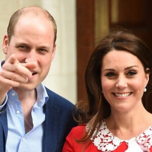 Le prince William et la duchesse Catherine de Cambridge (Kate Middleton) ont quitté la maternité avec leur bébé quelques heures seulement après sa naissance le 23 avril 2018 à Londres.