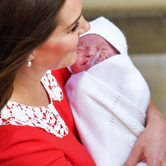 Le prince William et la duchesse Catherine de Cambridge (Kate Middleton) ont quitté la maternité avec leur bébé quelques heures seulement après sa naissance le 23 avril 2018 à Londres.