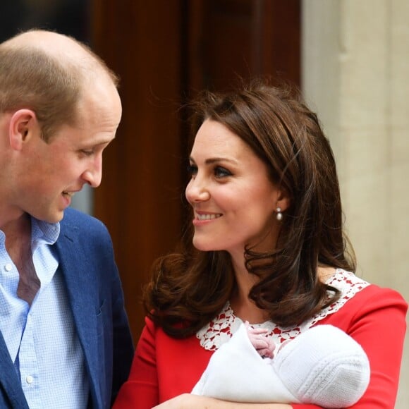 La duchesse Catherine de Cambridge (Kate Middleton) et le prince William avec leur bébé, leur troisième enfant, devant la maternité de l'hôpital St Mary à Londres le 23 avril 2018 quelques heures seulement après sa naissance.