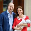 La duchesse Catherine de Cambridge (Kate Middleton) et le prince William avec leur bébé, leur troisième enfant, devant la maternité de l'hôpital St Mary à Londres le 23 avril 2018 quelques heures seulement après sa naissance.