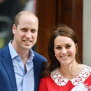 La duchesse Catherine de Cambridge (Kate Middleton) et le prince William avec leur bébé, leur troisième enfant, devant la maternité de l'hôpital St Mary à Londres le 23 avril 2018 quelques heures seulement après sa naissance.