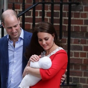 La duchesse Catherine de Cambridge (Kate Middleton) et le prince William avec leur bébé, leur troisième enfant, devant la maternité de l'hôpital St Mary à Londres le 23 avril 2018 quelques heures seulement après sa naissance.