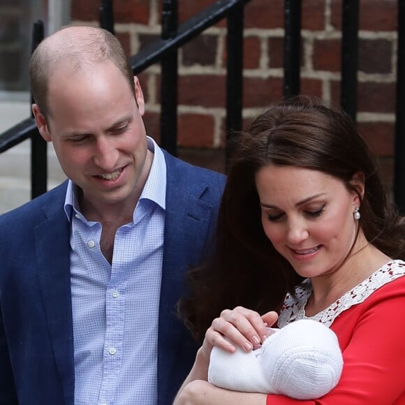 La duchesse Catherine de Cambridge (Kate Middleton) et le prince William avec leur bébé, leur troisième enfant, devant la maternité de l'hôpital St Mary à Londres le 23 avril 2018 quelques heures seulement après sa naissance.