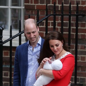 La duchesse Catherine de Cambridge (Kate Middleton) et le prince William avec leur bébé, leur troisième enfant, devant la maternité de l'hôpital St Mary à Londres le 23 avril 2018 quelques heures seulement après sa naissance.