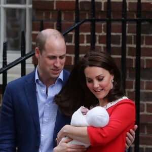 La duchesse Catherine de Cambridge (Kate Middleton) et le prince William avec leur bébé, leur troisième enfant, devant la maternité de l'hôpital St Mary à Londres le 23 avril 2018 quelques heures seulement après sa naissance.