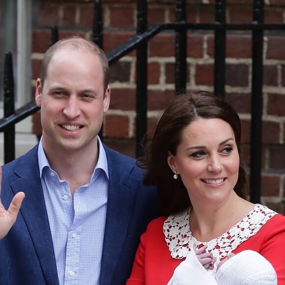 La duchesse Catherine de Cambridge (Kate Middleton) et le prince William avec leur bébé, leur troisième enfant, devant la maternité de l'hôpital St Mary à Londres le 23 avril 2018 quelques heures seulement après sa naissance.