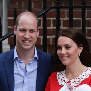 La duchesse Catherine de Cambridge (Kate Middleton) et le prince William avec leur bébé, leur troisième enfant, devant la maternité de l'hôpital St Mary à Londres le 23 avril 2018 quelques heures seulement après sa naissance.