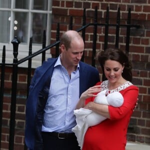 La duchesse Catherine de Cambridge (Kate Middleton) et le prince William avec leur bébé, leur troisième enfant, devant la maternité de l'hôpital St Mary à Londres le 23 avril 2018 quelques heures seulement après sa naissance.