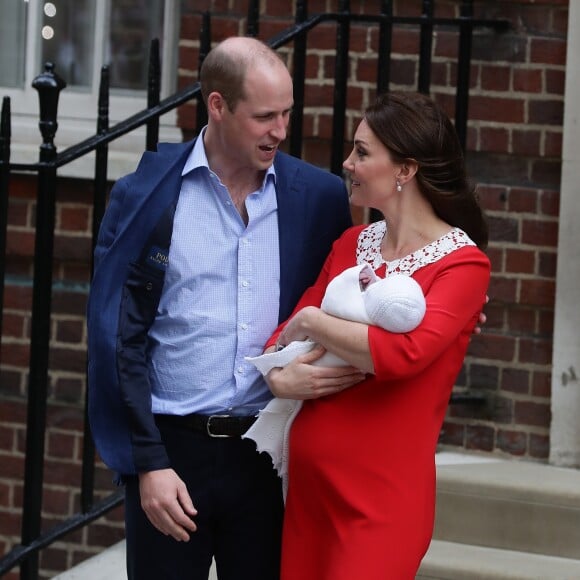 La duchesse Catherine de Cambridge (Kate Middleton) et le prince William avec leur bébé, leur troisième enfant, devant la maternité de l'hôpital St Mary à Londres le 23 avril 2018 quelques heures seulement après sa naissance.