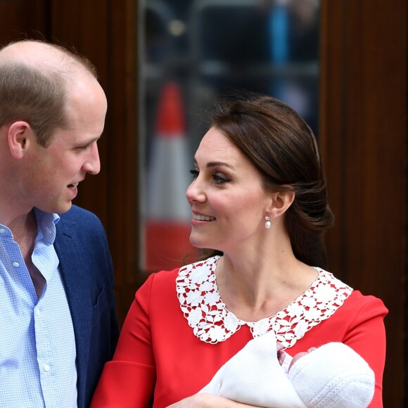 La duchesse Catherine de Cambridge (Kate Middleton) et le prince William avec leur bébé, leur troisième enfant, devant la maternité de l'hôpital St Mary à Londres le 23 avril 2018 quelques heures seulement après sa naissance.