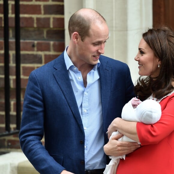 La duchesse Catherine de Cambridge (Kate Middleton) et le prince William avec leur bébé, leur troisième enfant, devant la maternité de l'hôpital St Mary à Londres le 23 avril 2018 quelques heures seulement après sa naissance.