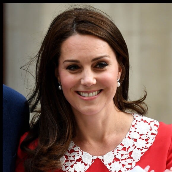 La duchesse Catherine de Cambridge (Kate Middleton) et le prince William avec leur bébé, leur troisième enfant, devant la maternité de l'hôpital St Mary à Londres le 23 avril 2018 quelques heures seulement après sa naissance.