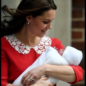 La duchesse Catherine de Cambridge (Kate Middleton) et le prince William avec leur bébé, leur troisième enfant, devant la maternité de l'hôpital St Mary à Londres le 23 avril 2018 quelques heures seulement après sa naissance.