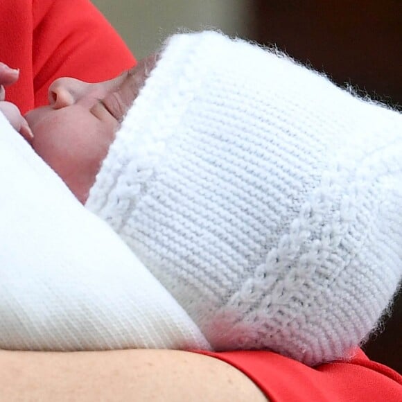 La duchesse Catherine de Cambridge (Kate Middleton) et le prince William avec leur bébé, leur troisième enfant, devant la maternité de l'hôpital St Mary à Londres le 23 avril 2018 quelques heures seulement après sa naissance.