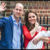 La duchesse Catherine de Cambridge (Kate Middleton) et le prince William avec leur bébé, leur troisième enfant, devant la maternité de l'hôpital St Mary à Londres le 23 avril 2018 quelques heures seulement après sa naissance.