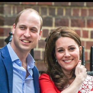 La duchesse Catherine de Cambridge (Kate Middleton) et le prince William avec leur bébé, leur troisième enfant, devant la maternité de l'hôpital St Mary à Londres le 23 avril 2018 quelques heures seulement après sa naissance.