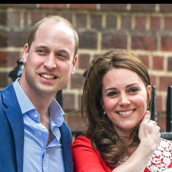 La duchesse Catherine de Cambridge (Kate Middleton) et le prince William avec leur bébé, leur troisième enfant, devant la maternité de l'hôpital St Mary à Londres le 23 avril 2018 quelques heures seulement après sa naissance.