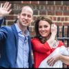 La duchesse Catherine de Cambridge (Kate Middleton) et le prince William avec leur bébé, leur troisième enfant, devant la maternité de l'hôpital St Mary à Londres le 23 avril 2018 quelques heures seulement après sa naissance.