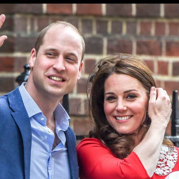 La duchesse Catherine de Cambridge (Kate Middleton) et le prince William avec leur bébé, leur troisième enfant, devant la maternité de l'hôpital St Mary à Londres le 23 avril 2018 quelques heures seulement après sa naissance.