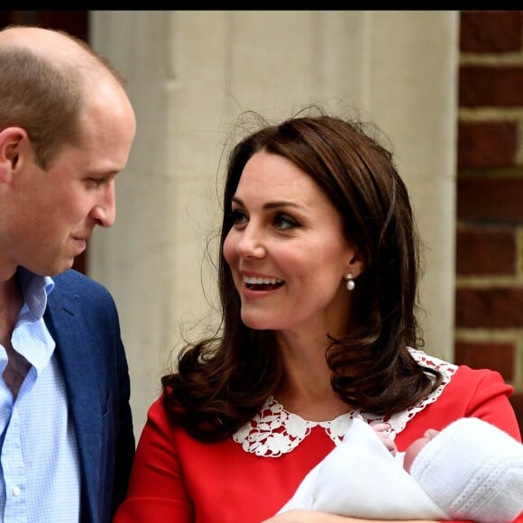 La duchesse Catherine de Cambridge (Kate Middleton) et le prince William avec leur bébé, leur troisième enfant, devant la maternité de l'hôpital St Mary à Londres le 23 avril 2018 quelques heures seulement après sa naissance.