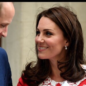 La duchesse Catherine de Cambridge (Kate Middleton) et le prince William avec leur bébé, leur troisième enfant, devant la maternité de l'hôpital St Mary à Londres le 23 avril 2018 quelques heures seulement après sa naissance.