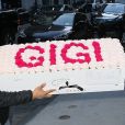 Des roses sont livrées au domicile de Gigi Hadid pour son anniversaire à New York, le 23 avril 2018.