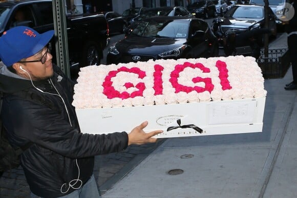 Des roses sont livrées au domicile de Gigi Hadid pour son anniversaire à New York, le 23 avril 2018.