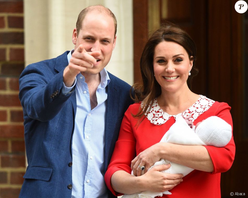 Le Prince William Et La Duchesse Catherine De Cambridge Kate Middleton Ont Quitte La Maternite Avec Leur Bebe Quelques Heures Seulement Apres Sa Naissance Le Purepeople