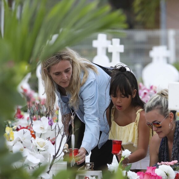Exclusif - Marie Poniatowski, Laeticia Hallyday et sa fille Joy - Laeticia Hallyday est allée déposer des bougies sur la tombe de J. Hallyday avec ses filles Jade et Joy et des amis au cimetière de Lorient à Saint-Barthélemy, le 23 avril 2018.
