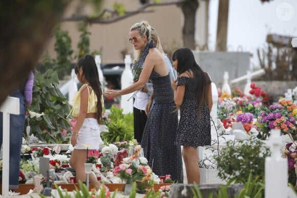 Exclusif - Laeticia Hallyday et ses filles Jade et Joy - Laeticia Hallyday est allée déposer des bougies sur la tombe de J. Hallyday avec ses filles Jade et Joy et des amis au cimetière de Lorient à Saint-Barthélemy, le 23 avril 2018.