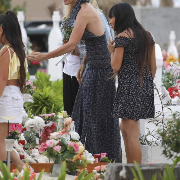 Exclusif - Laeticia Hallyday et ses filles Jade et Joy - Laeticia Hallyday est allée déposer des bougies sur la tombe de J. Hallyday avec ses filles Jade et Joy et des amis au cimetière de Lorient à Saint-Barthélemy, le 23 avril 2018.
