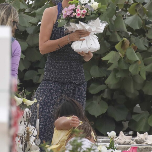 Exclusif - Laeticia Hallyday - Laeticia Hallyday est allée déposer des bougies sur la tombe de J. Hallyday avec ses filles Jade et Joy et des amis au cimetière de Lorient à Saint-Barthélemy, le 23 avril 2018.