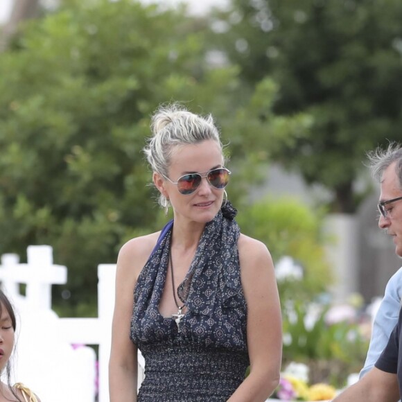 Exclusif - Joy Hallyday, Laeticia Hallyday, Jean-Pierre Millot, Jade hallyday et Sylviane (la nounou) - Laeticia Hallyday est allée déposer des bougies sur la tombe de J. Hallyday avec ses filles Jade et Joy et des amis au cimetière de Lorient à Saint-Barthélemy, le 23 avril 2018.