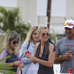 Exclusif - Sylviane (la nounou), Marie Poniatowski, Laeticia Hallyday, un ami, Jade Hallyday et une amie - Laeticia Hallyday est allée déposer des bougies sur la tombe de J. Hallyday avec ses filles Jade et Joy et des amis au cimetière de Lorient à Saint-Barthélemy, le 23 avril 2018.