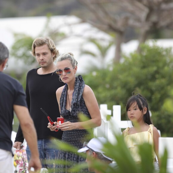 Exclusif - Laeticia Hallyday et ses filles Jade et Joy avec un ami - Laeticia Hallyday est allée déposer des bougies sur la tombe de J. Hallyday avec ses filles Jade et Joy et des amis au cimetière de Lorient à Saint-Barthélemy, le 23 avril 2018.